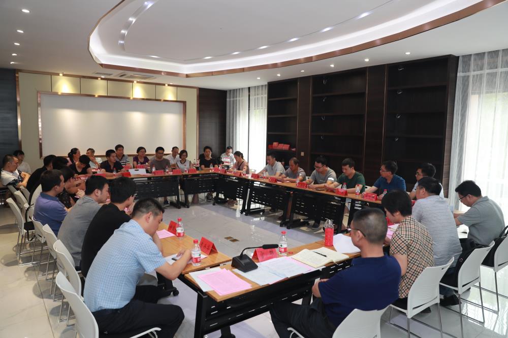 由（縣委常委、政法委書記）官雄主持、黃美萍（縣委書記）蘇建旗（縣長）參加“村企結對、真情幫扶”簽約授牌儀式、