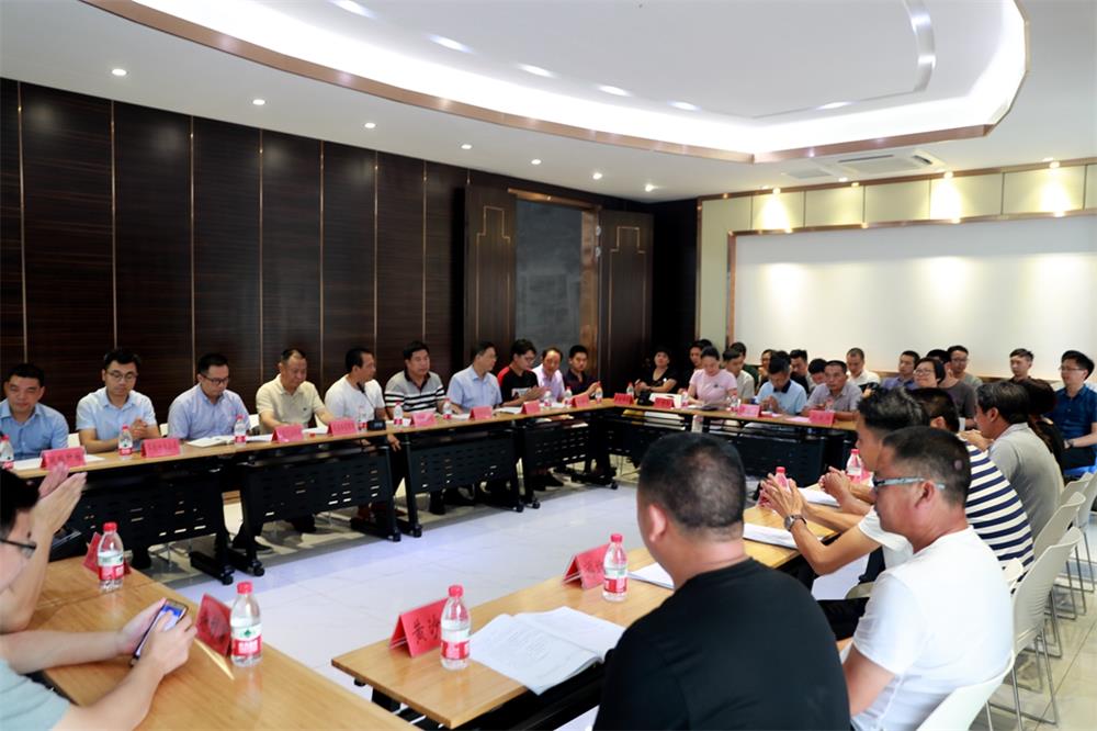 由（縣委常委、政法委書記）官雄主持、黃美萍（縣委書記）蘇建旗（縣長）參加“村企結對、真情幫扶”簽約授牌儀式、