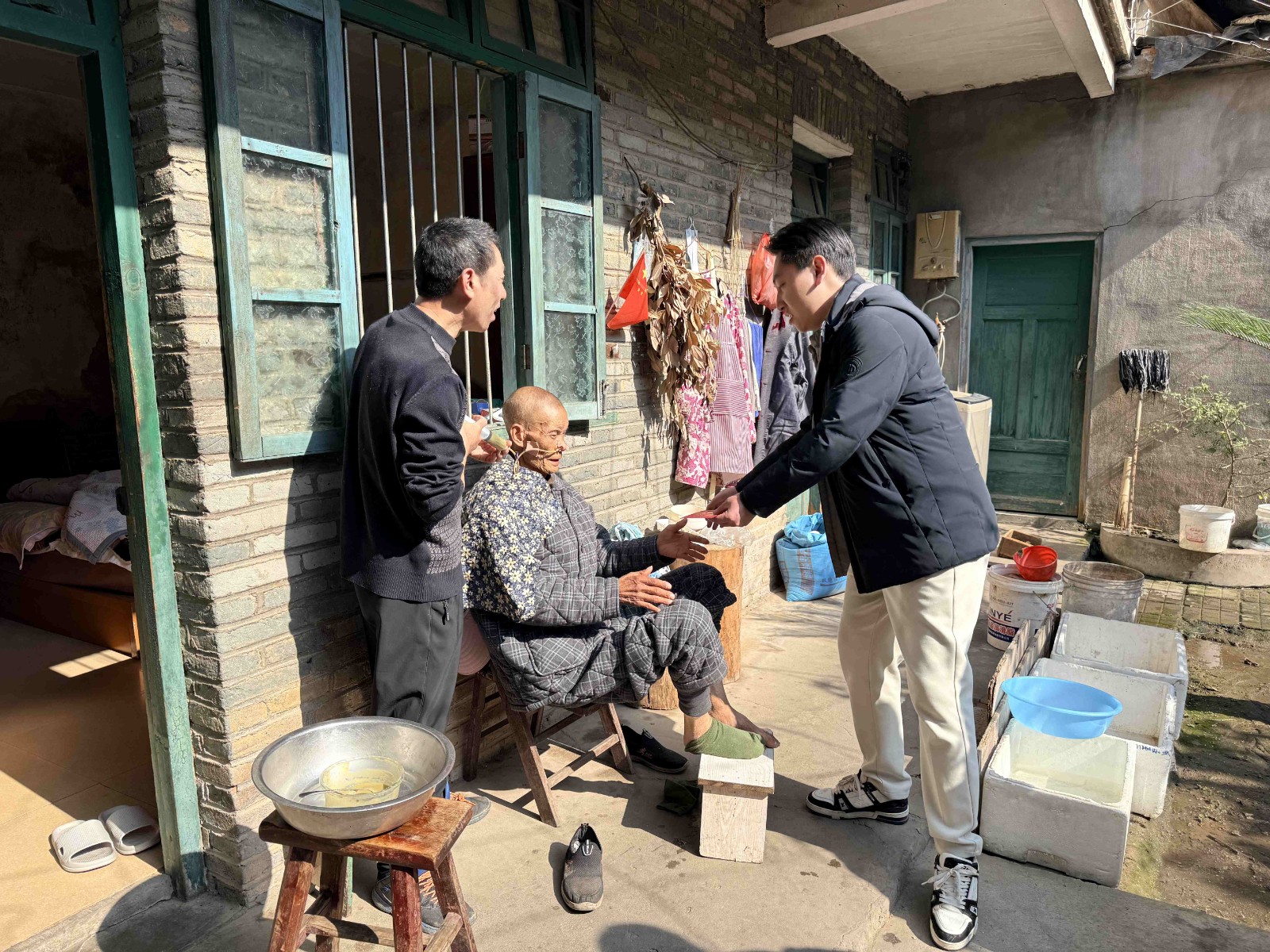 情暖寒冬，心系民生——易順建工集團(tuán)開展困難黨員及群眾慰問活動(dòng)